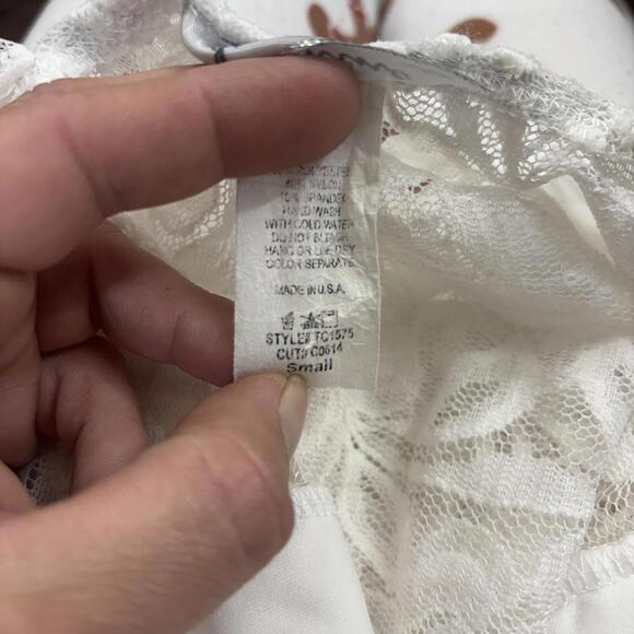 Y2K cream lace crisscross front deep v neck camisole - Picture 4 of 4